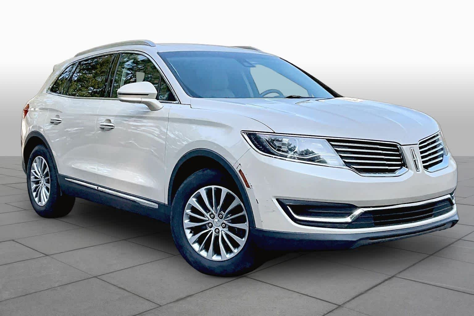 Used 2018 Ivory Pearl Lincoln Select image 3