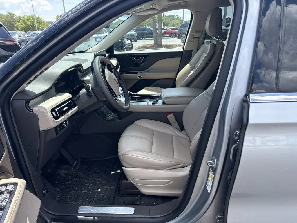 Used 2023 Radiance Metallic Lincoln Standard image 12