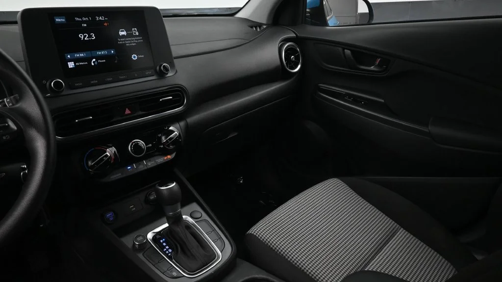 Used 2022 Green Hyundai SE image 8
