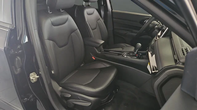 New 2026 Diamond Black Crystal Pearl-Coat Exterior Paint Jeep Latitude image 24