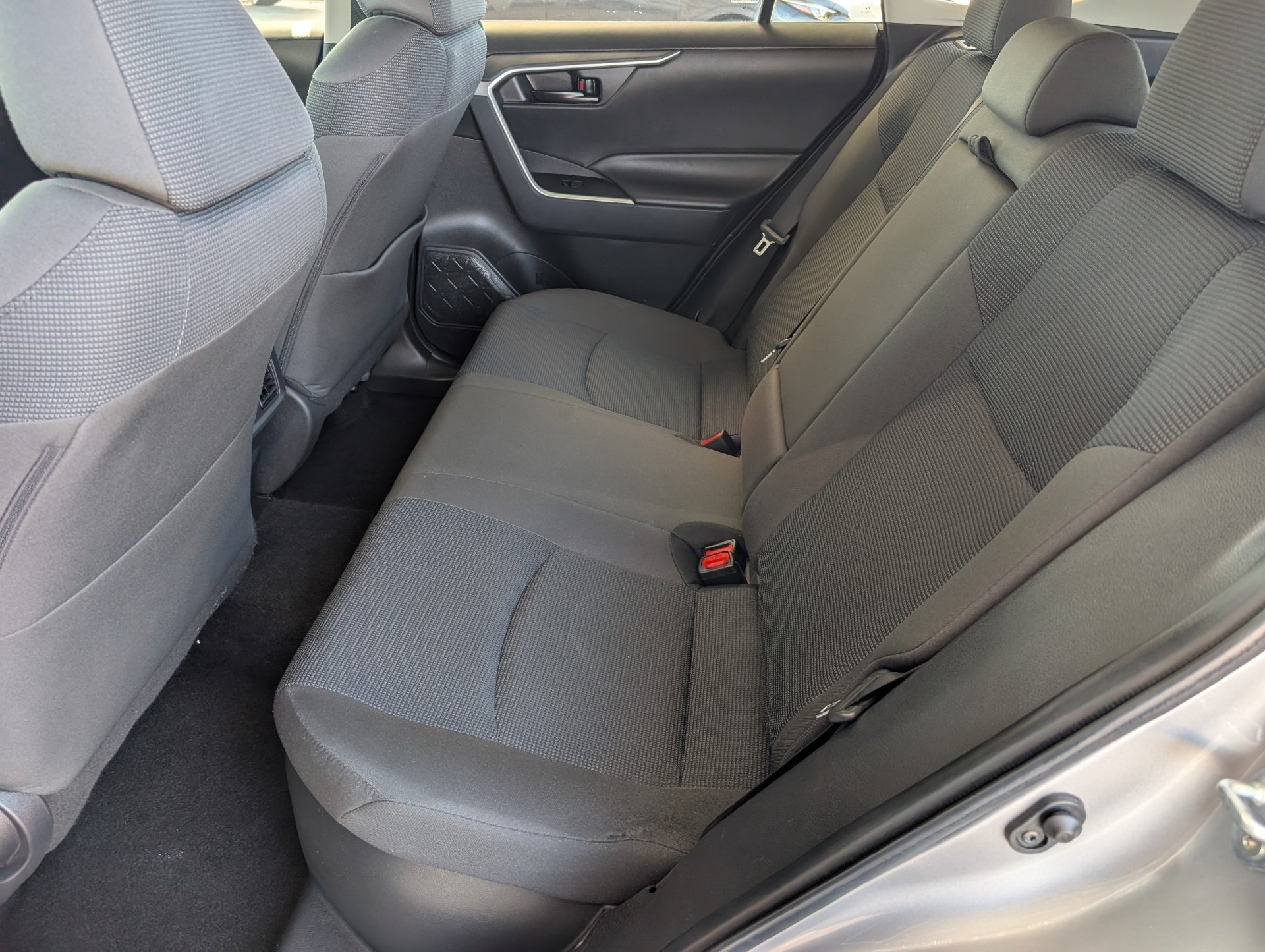 2025 Toyota RAV4 LE - Photo 25