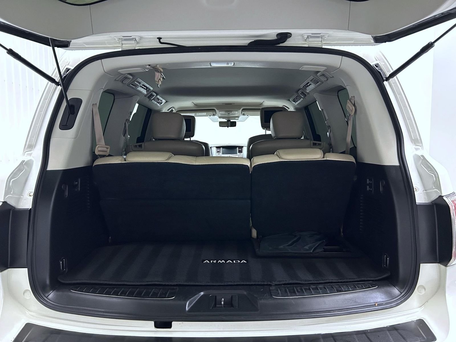 Used 2018 Pearl White Nissan Platinum image 22