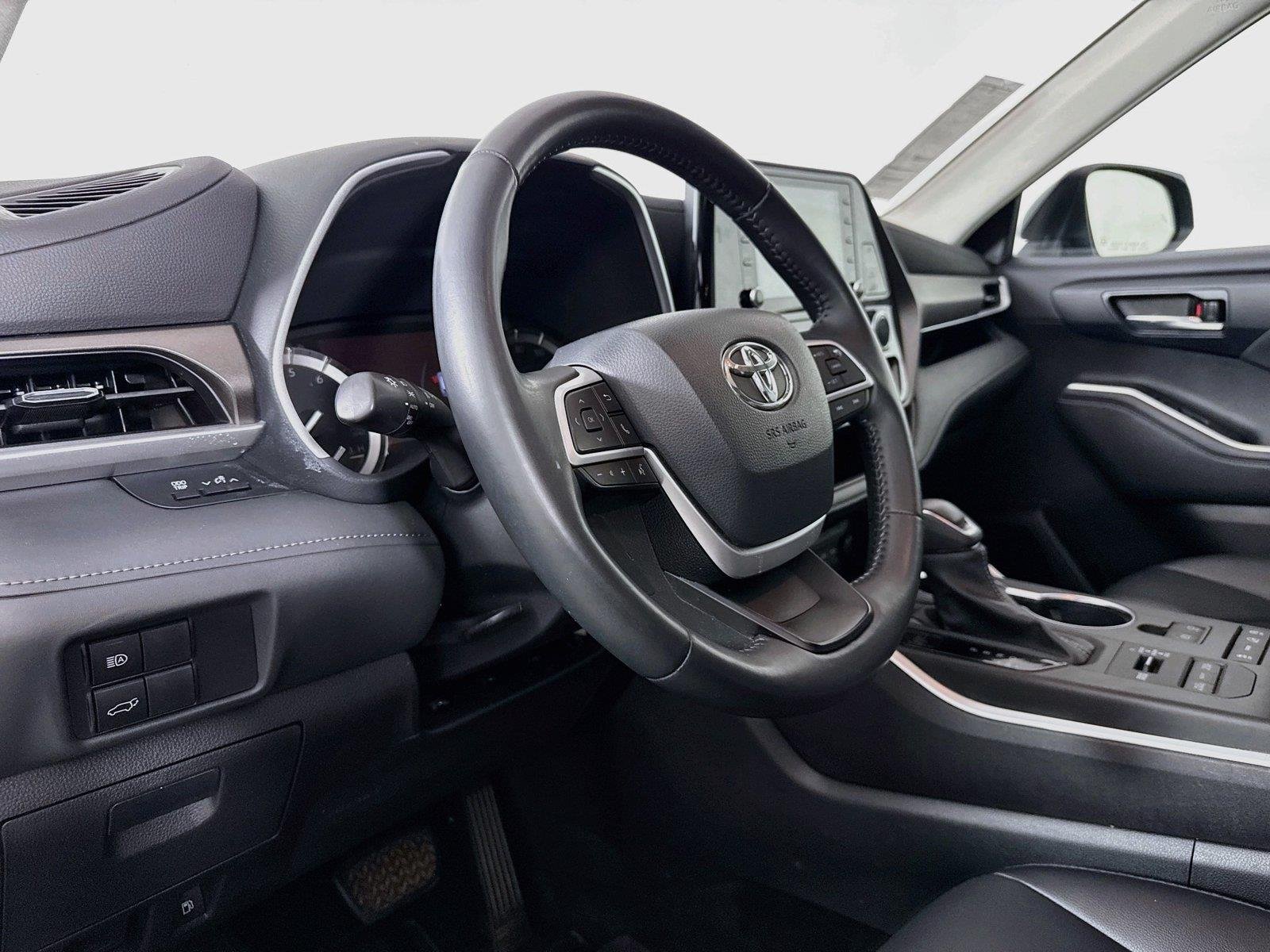 Used 2022 Midnight Black Metallic Toyota XLE image 4