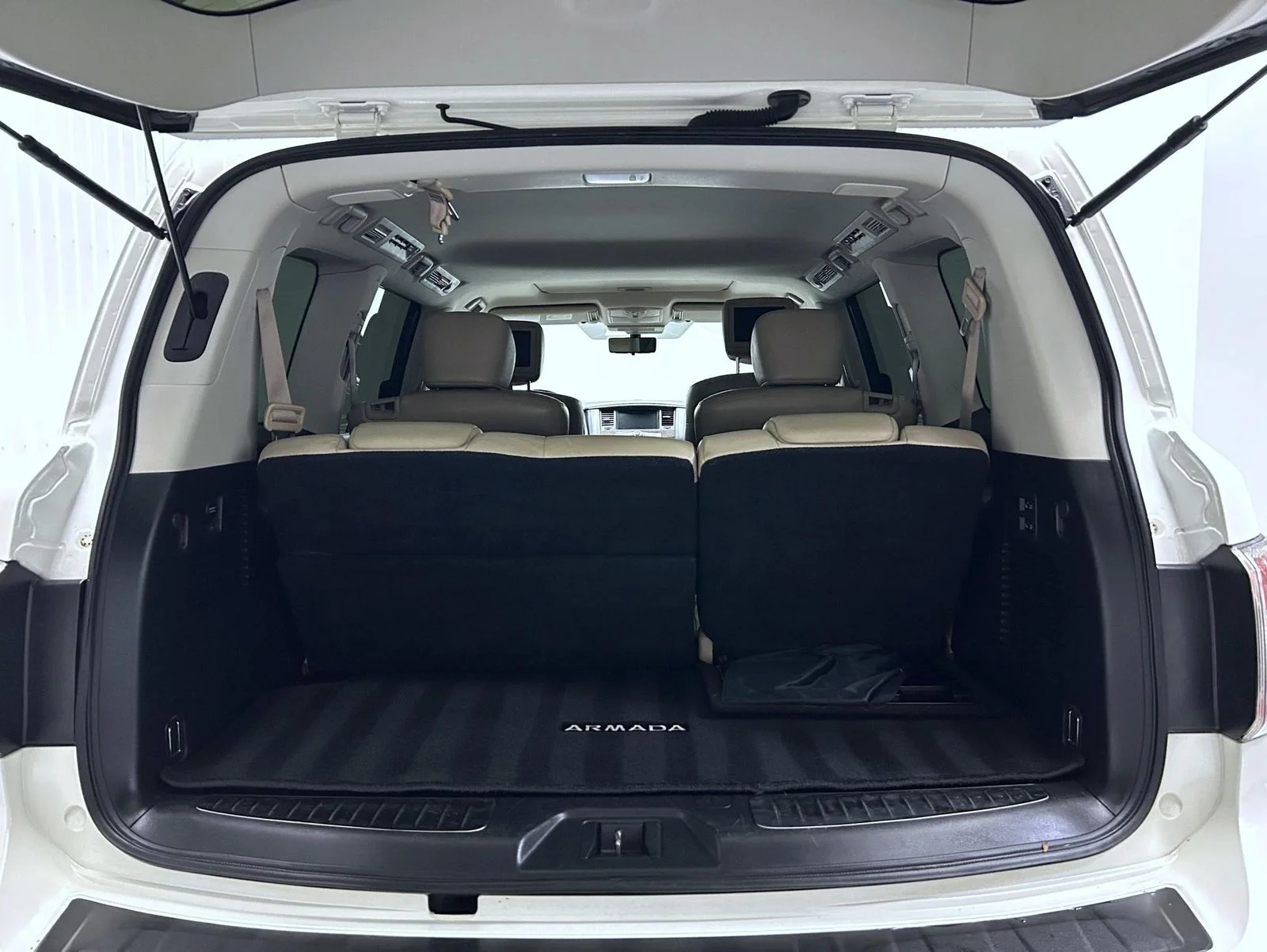 Used 2018 White Nissan Platinum image 22