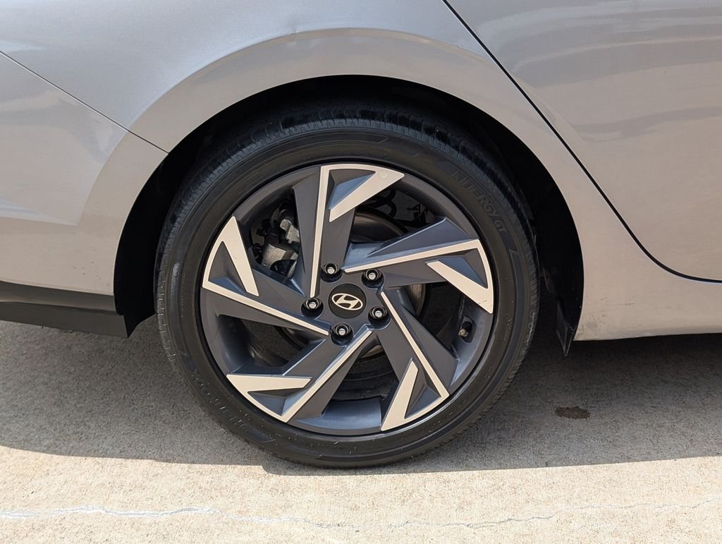 Used 2025 Silver Hyundai SEL Convenience image 3