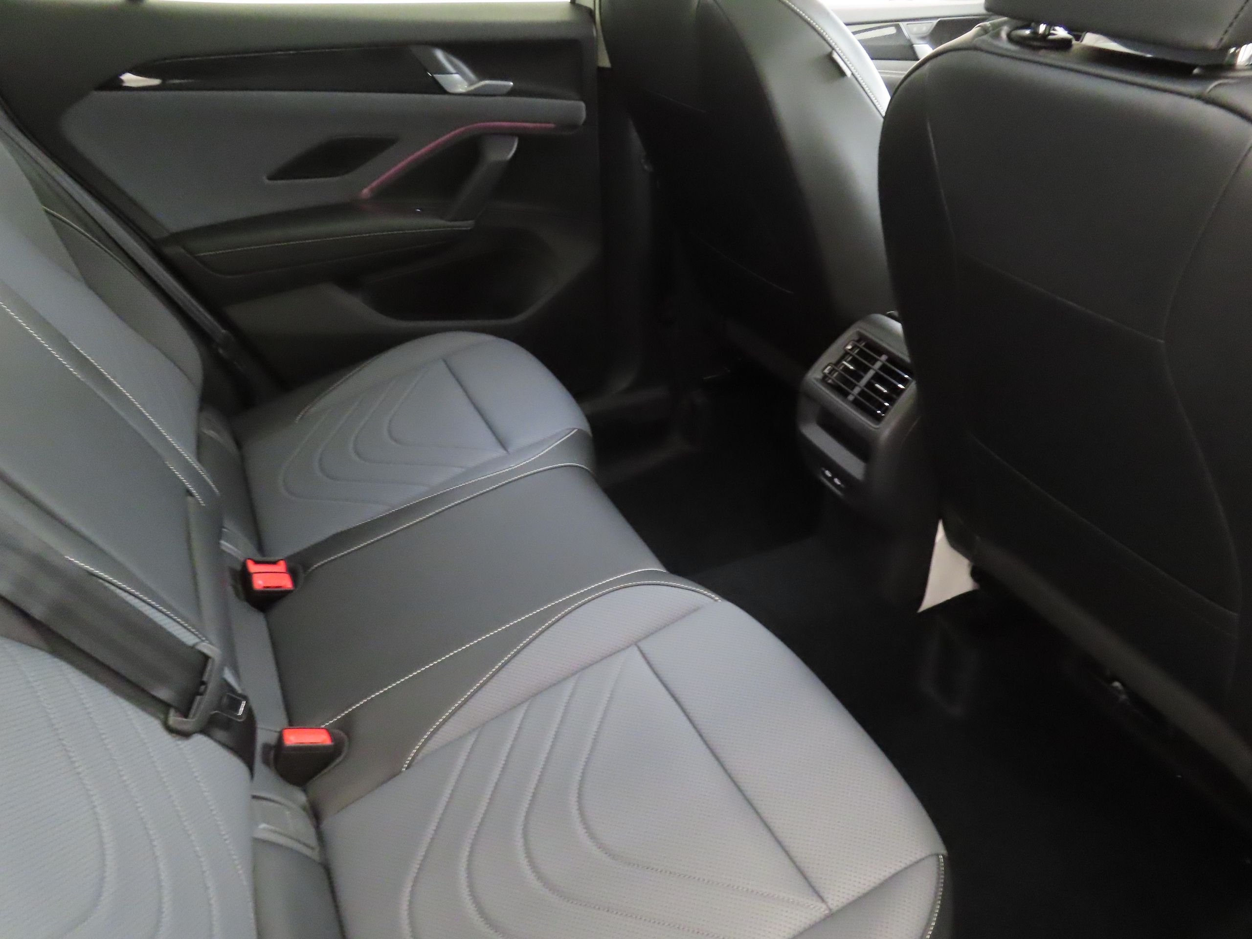 New 2026 White Volkswagen 2.0T SE image 24