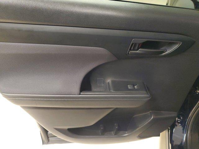2024 Toyota Highlander LE - Photo 17