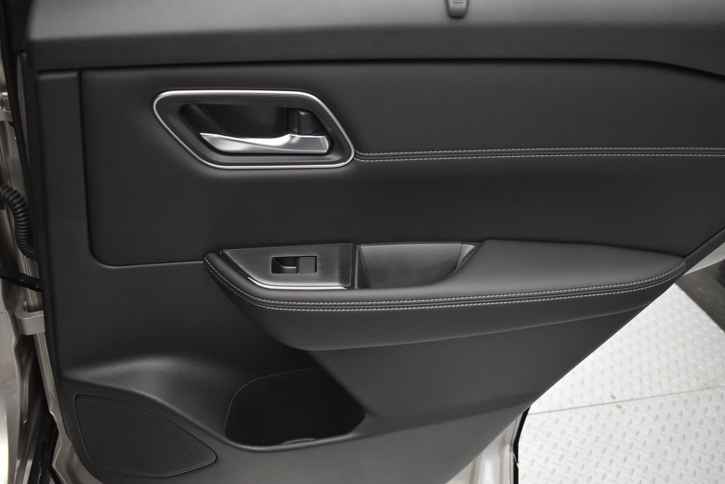 New 2026 Champagne Silver Metallic / Super Black Two-tone Nissan Platinum image 32