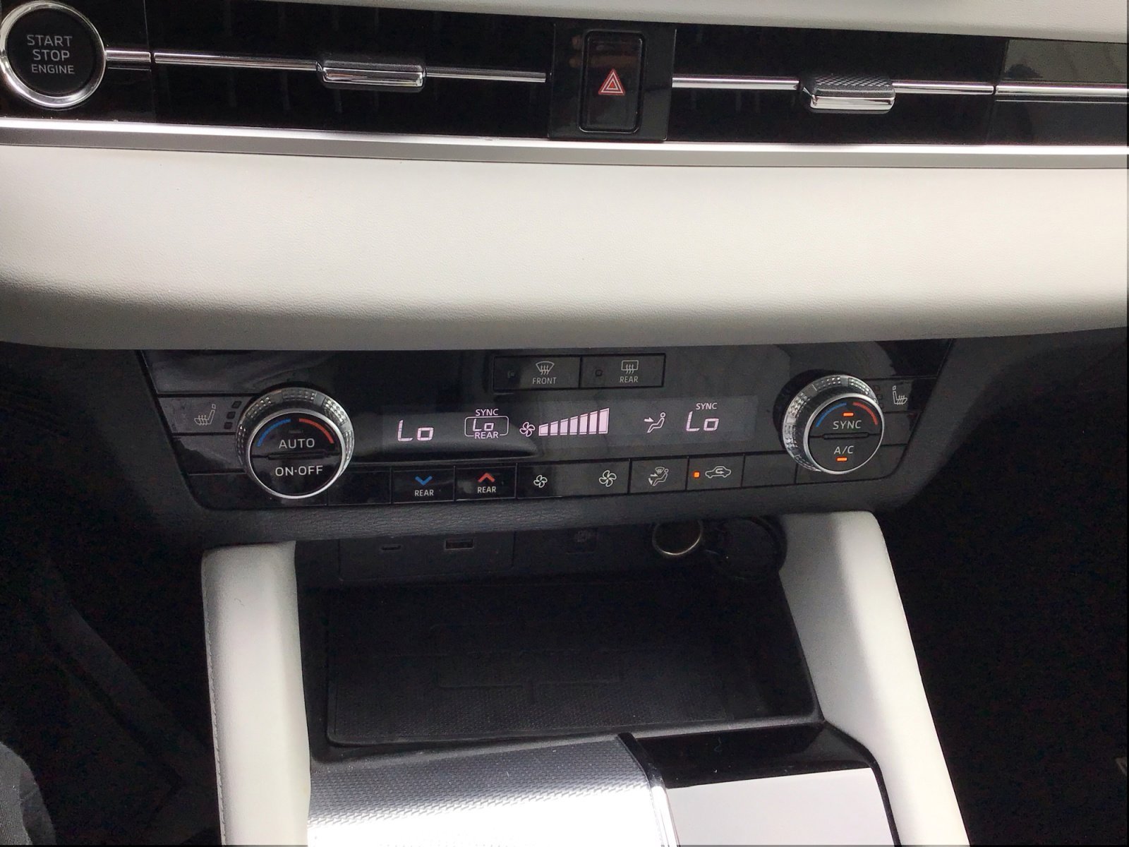 Used 2023 White Diamond Mitsubishi SEL image 19