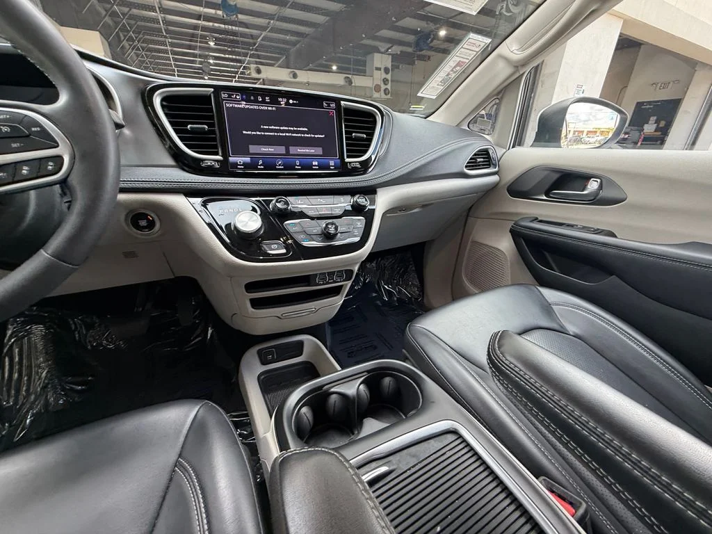 Used 2023 White Chrysler Touring L image 15