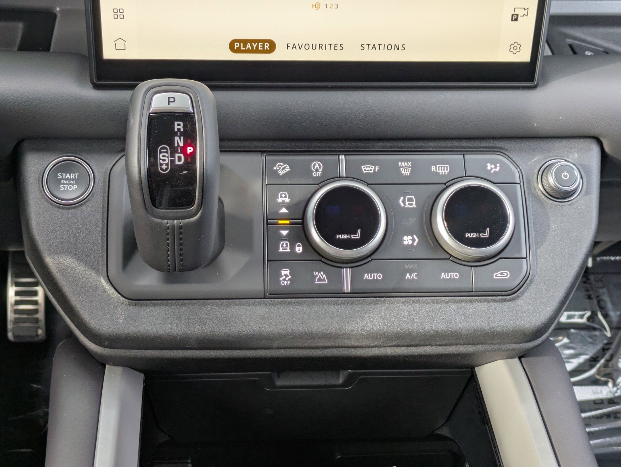 2025 Land Rover Defender V8 - Photo 14