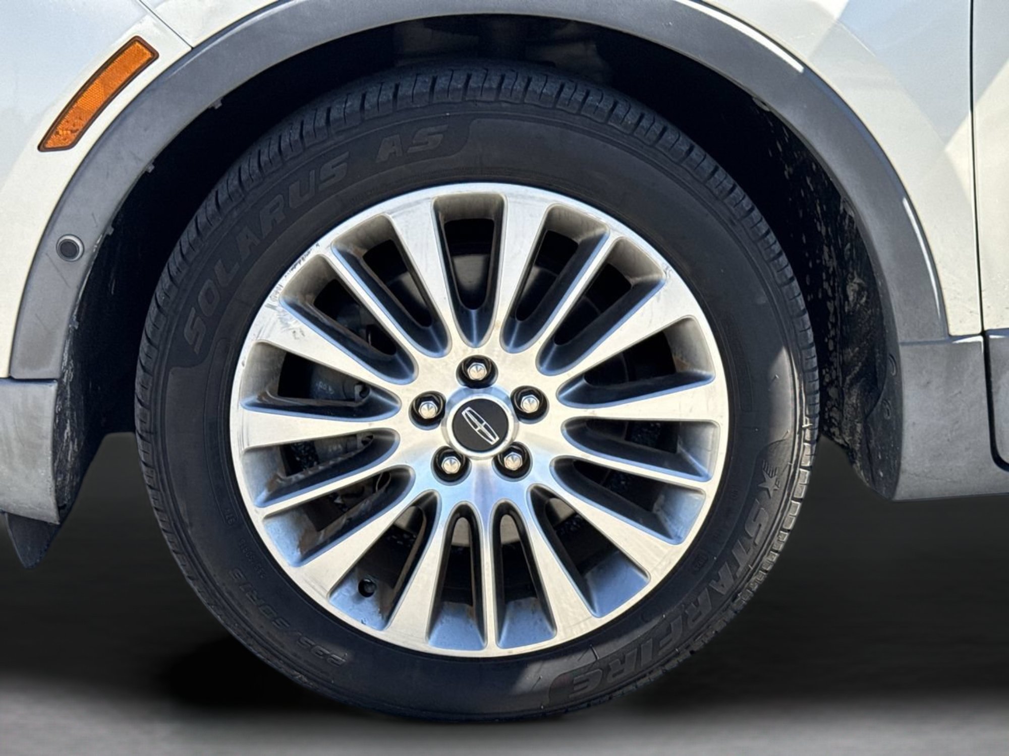 Used 2018 Ivory Pearl Lincoln Reserve image 34