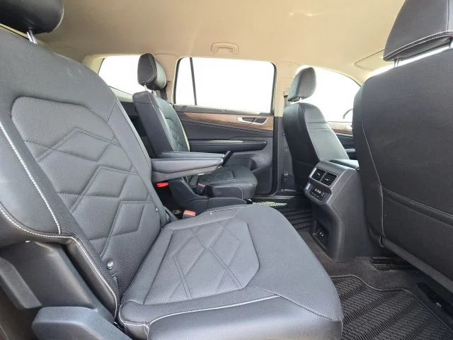 Used 2024  Volkswagen 2.0T SE w/Technology image 16
