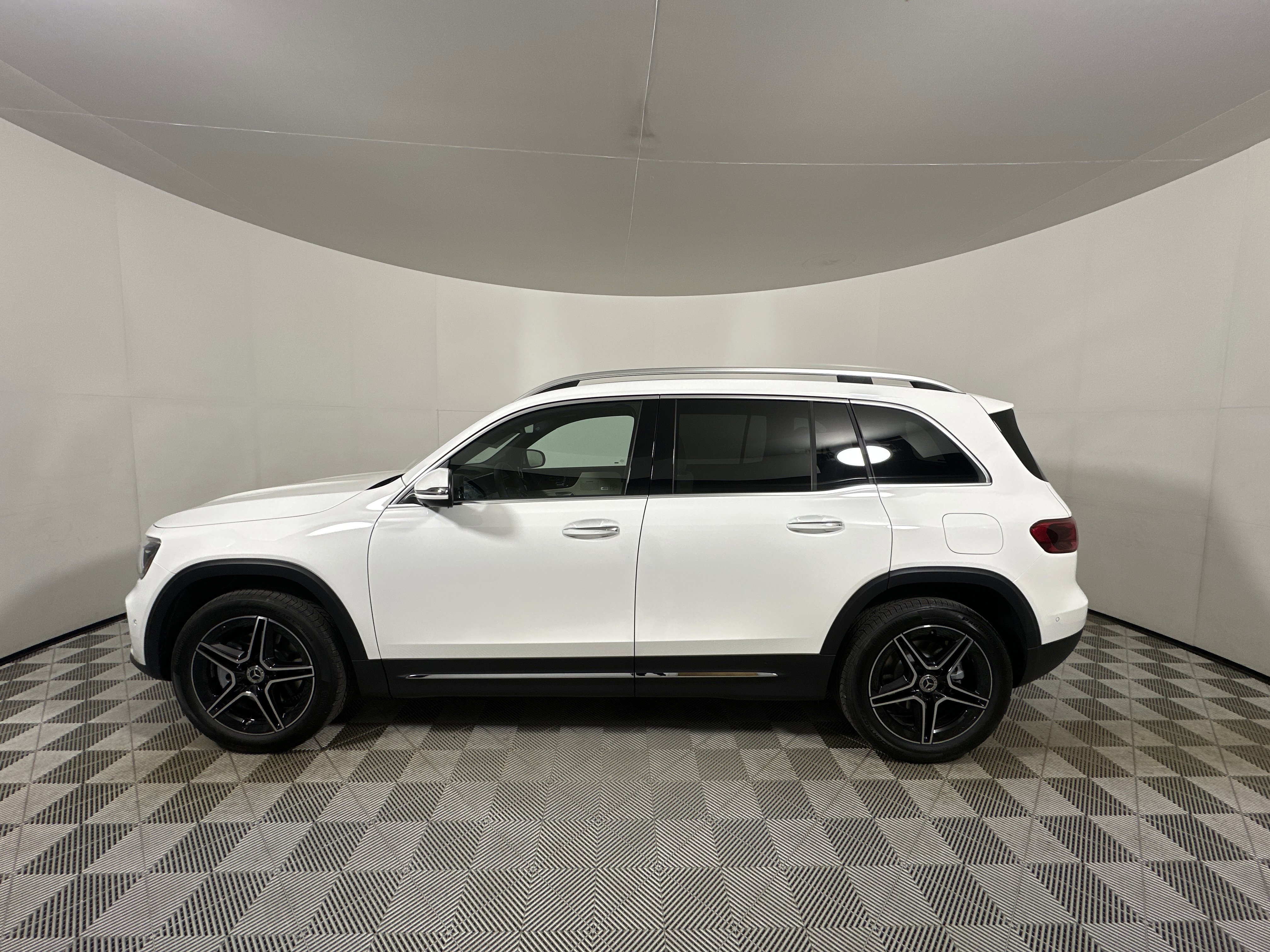 New 2026 Polar White Mercedes-Benz GLB 250 image 31