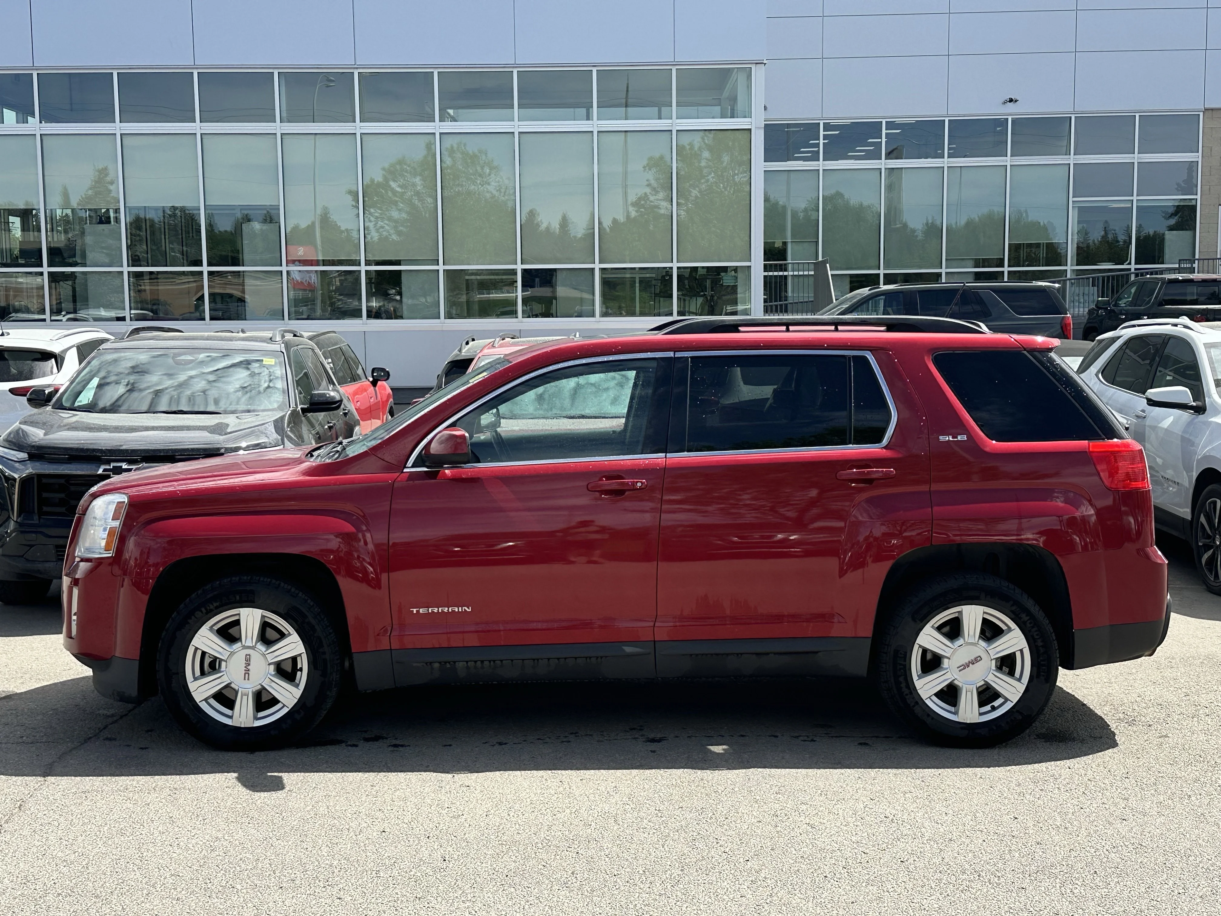 Used 2014 Red GMC SLE image 3