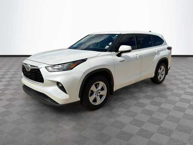 Used 2020 White Toyota LE image 3