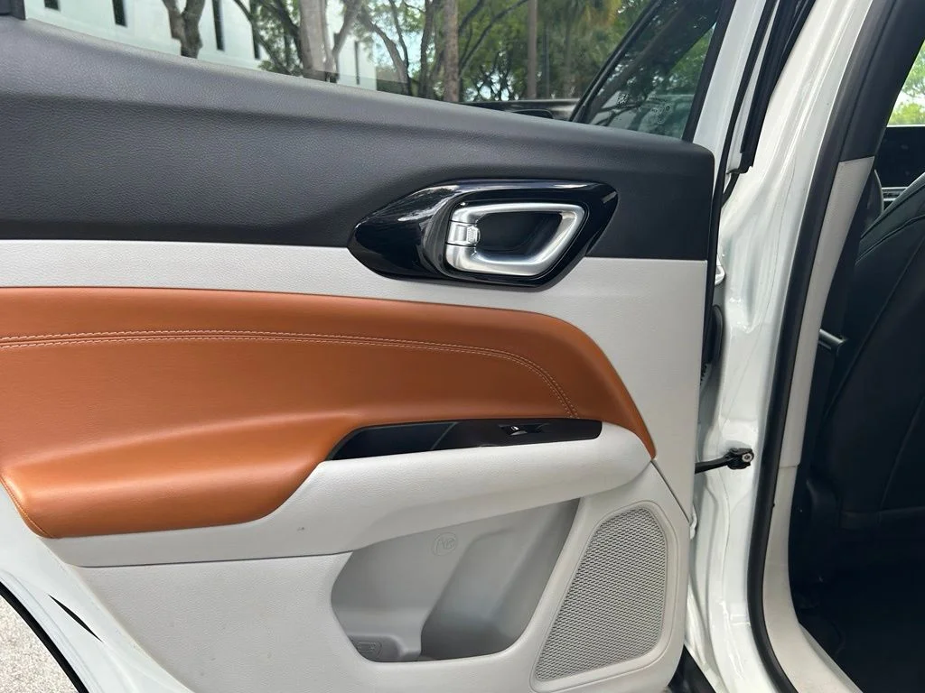 Used 2024 White/off-white Jeep Limited image 36