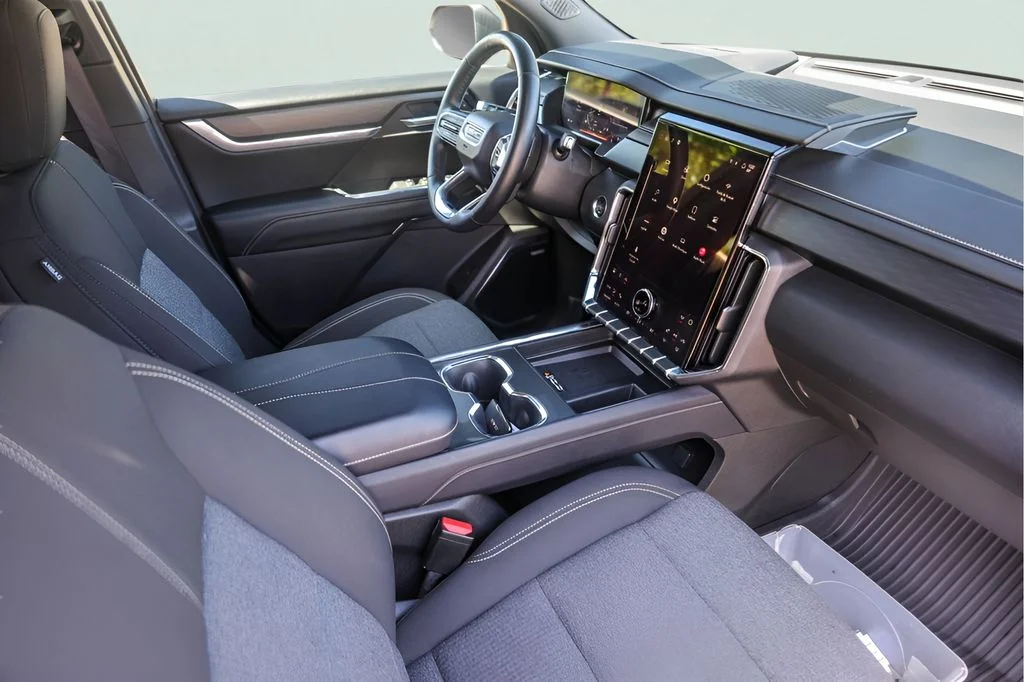 Used 2025 White GMC Elevation image 32