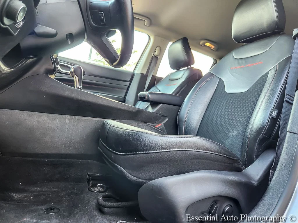 Used 2022 Silver Jeep Trailhawk image 7