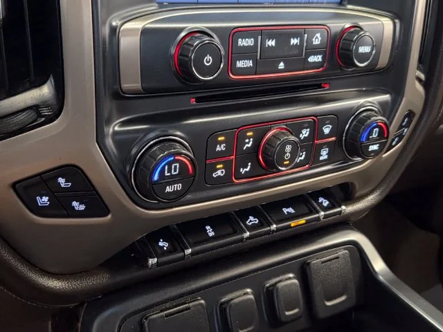 Used 2016 WHITE FROST TRICOAT GMC Denali image 21