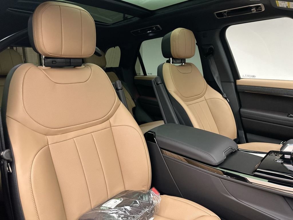 New 2026 Santorini Black Land Rover Dynamic SE image 6