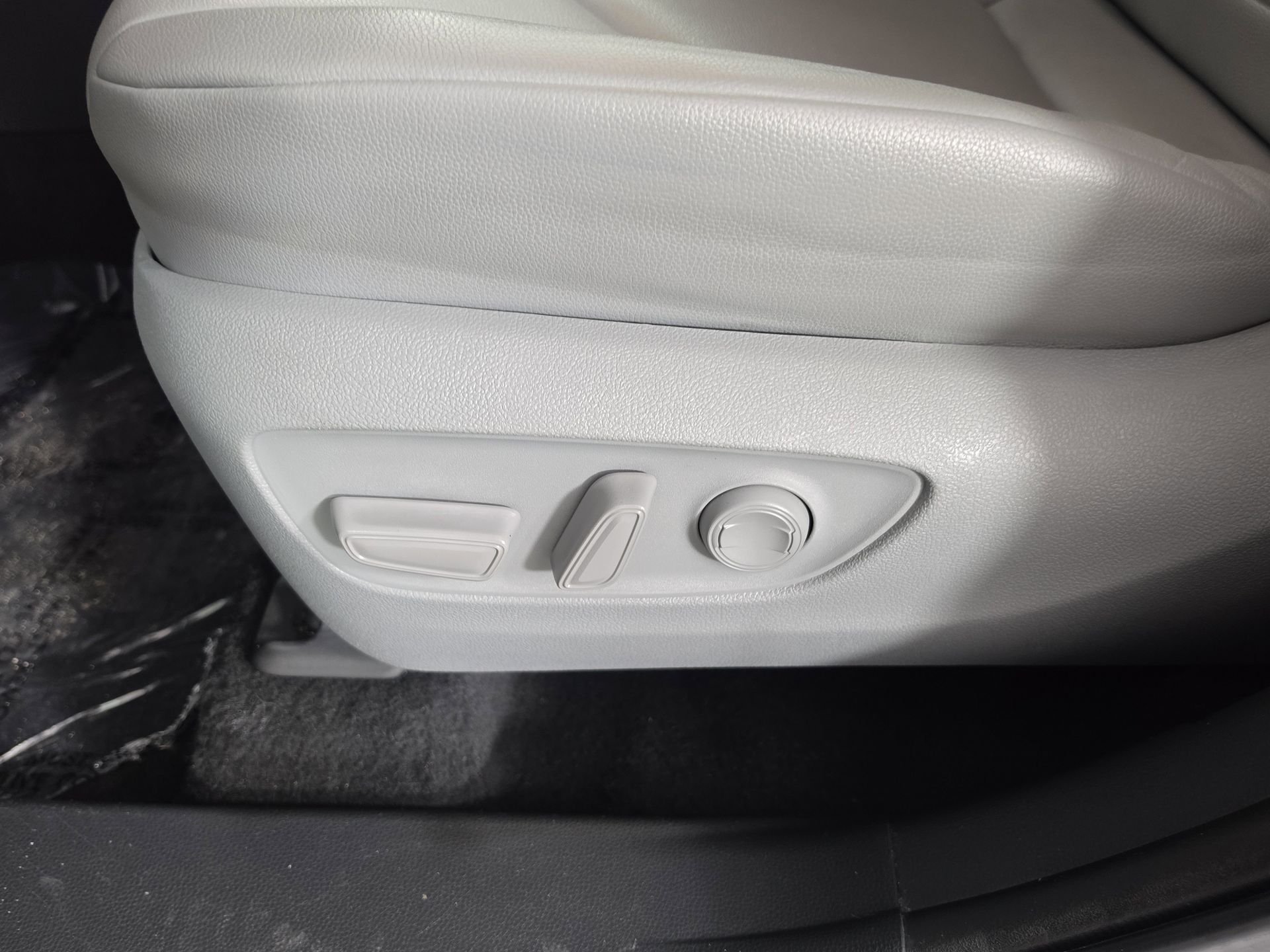 Used 2022 Silver Toyota XLE image 16