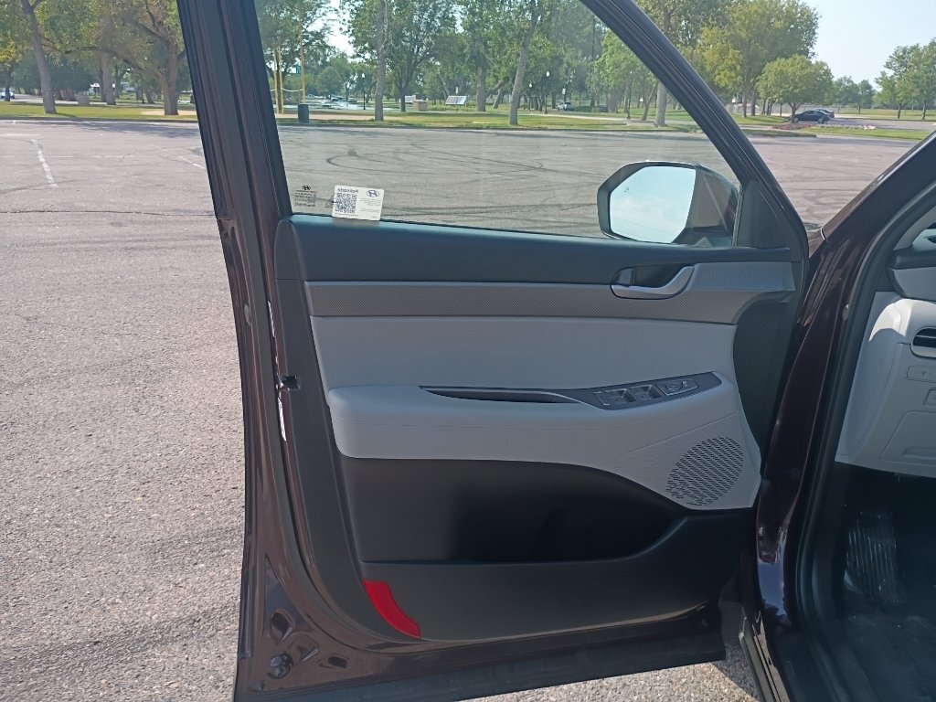 Used 2025  Hyundai SEL image 18