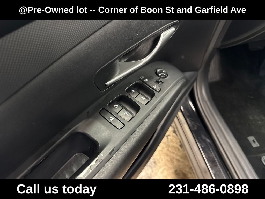 Used 2022 Black Hyundai SEL Premium image 15