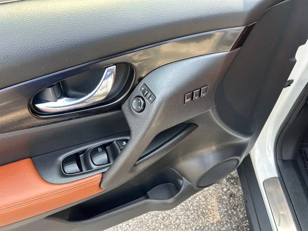 Used 2019 White Nissan SL image 16