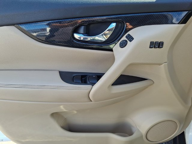 Used 2018 White Nissan SL image 13