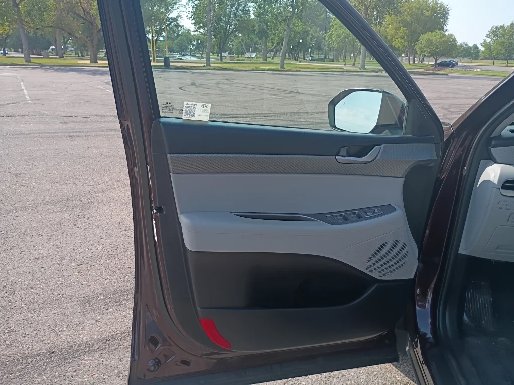 Used 2025  Hyundai SEL image 18