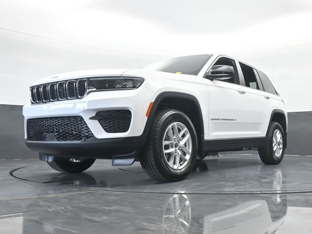 Used 2025 Bright White Clearcoat Jeep Laredo X image 50