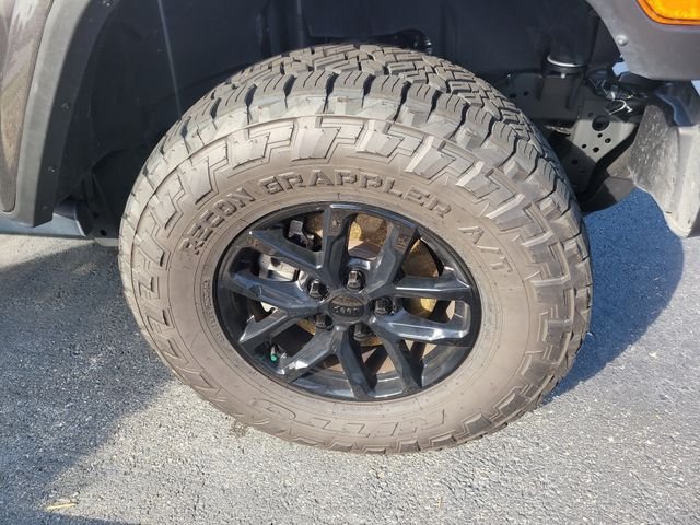 Used 2023 Gray Jeep Sport S image 7
