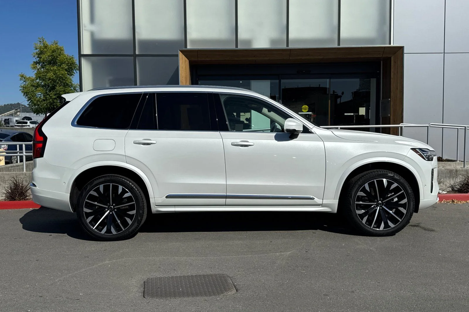 Certified Used 2025 Crystal White Pearl Volvo T8 (2025.5) Plus 7-Seater image 9