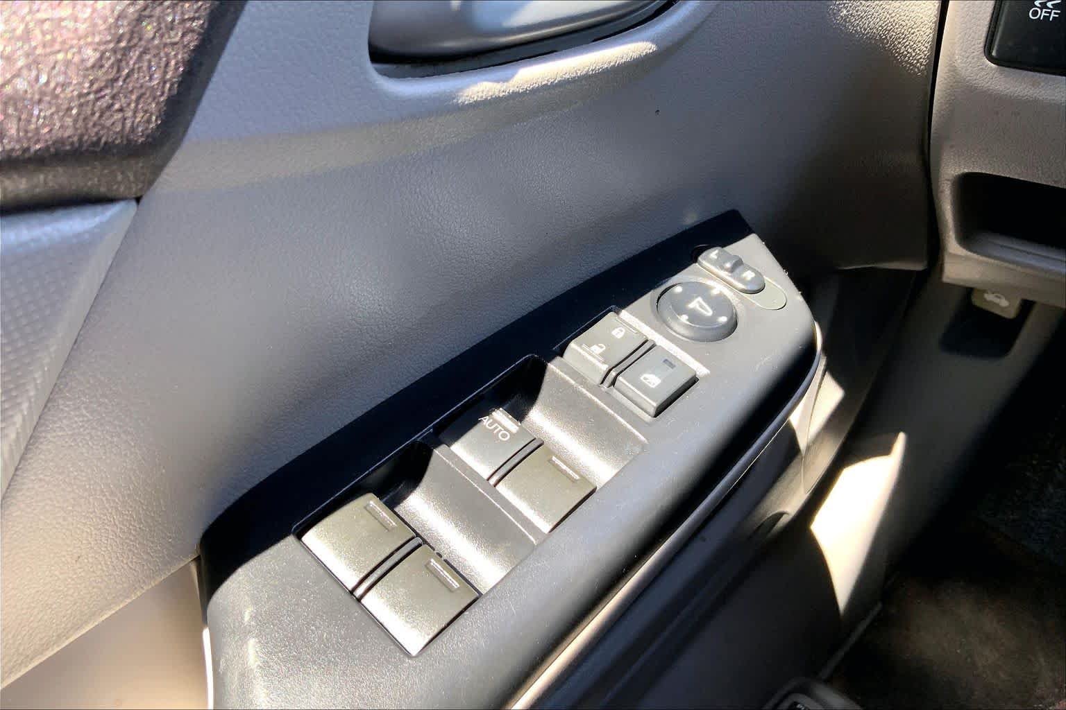 Used 2012 Alabaster Silver Metallic Honda LX image 27