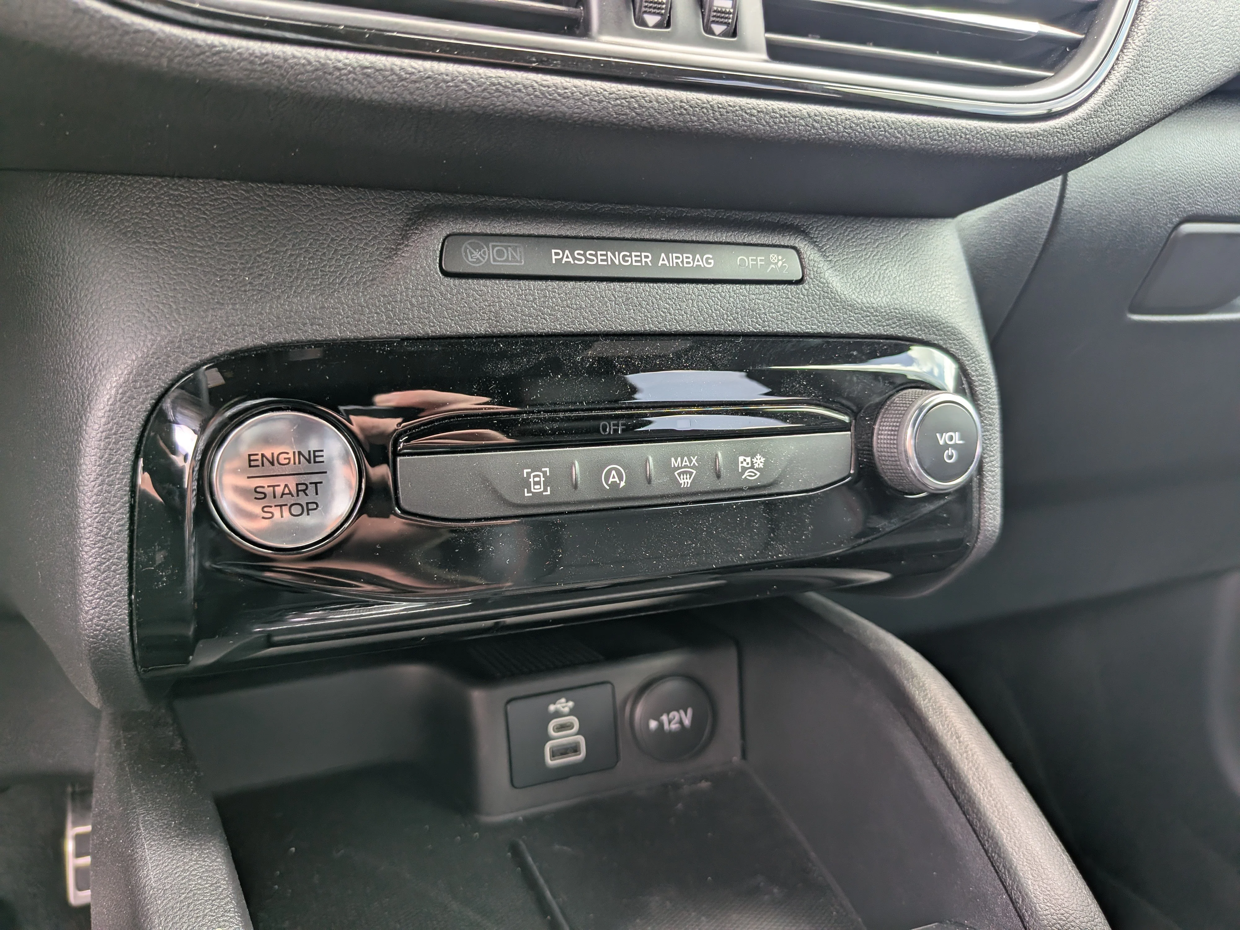 Used 2024 Agate Black Metallic Ford ST-Line image 23
