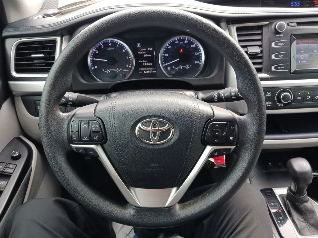 Used 2017 Gray Toyota LE image 17