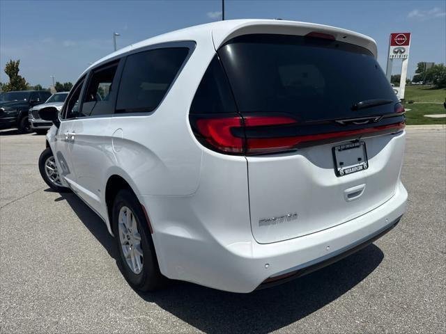 New 2027 Bright White Clear-Coat Paint Chrysler Select image 6