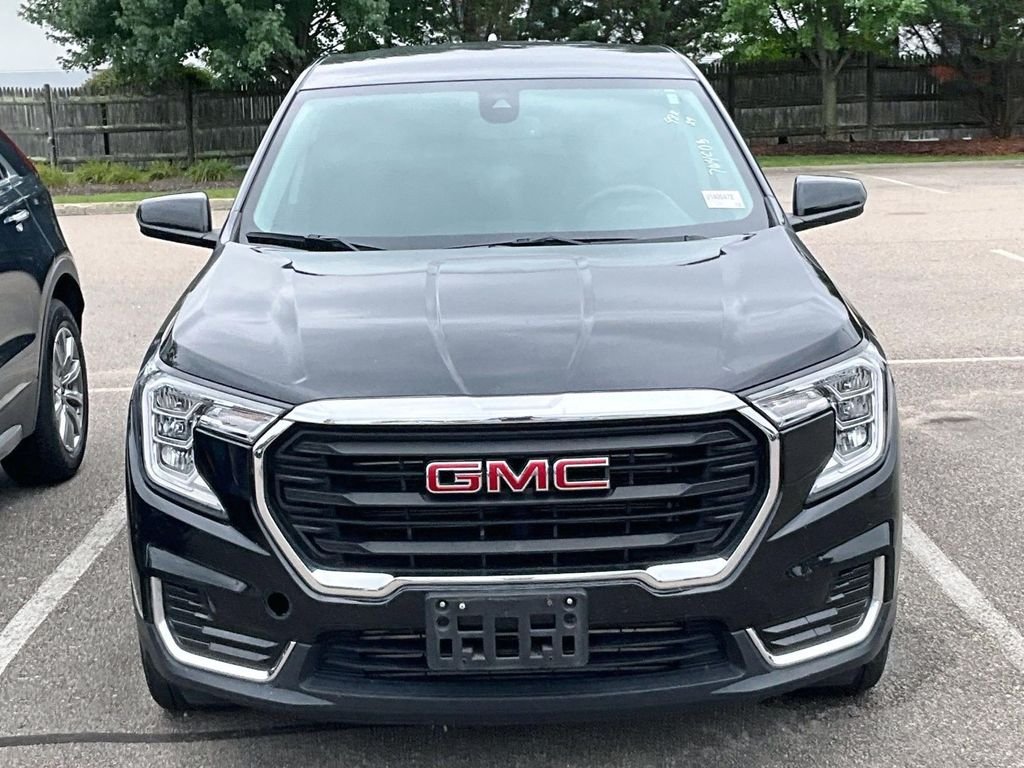 Used 2024 Black GMC SLE image 2