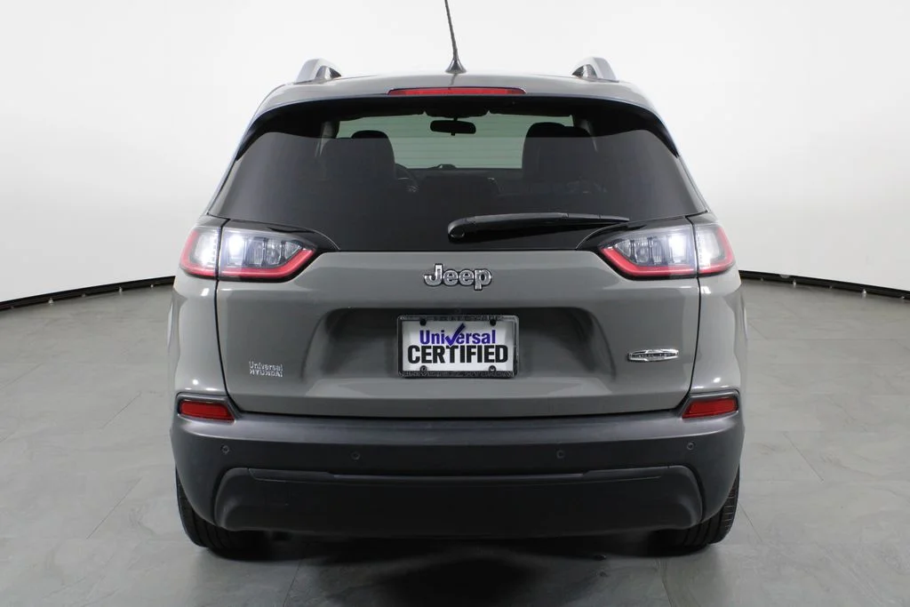Used 2020 Gray Jeep Latitude Plus image 9