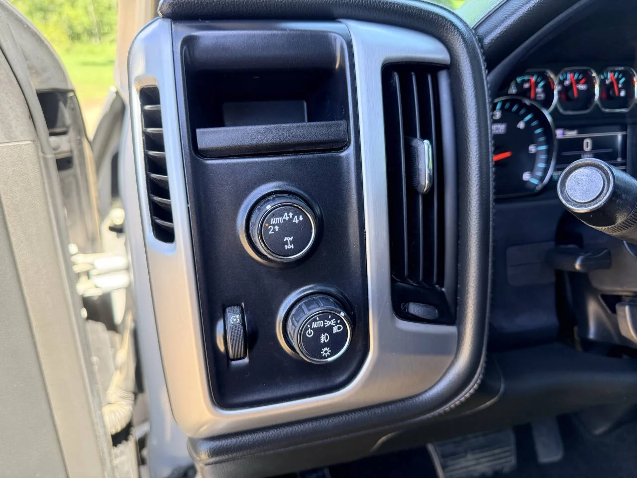 Used 2017 Silver GMC SLT 4x4 4dr Crew Cab 5.8 ft. SB image 24