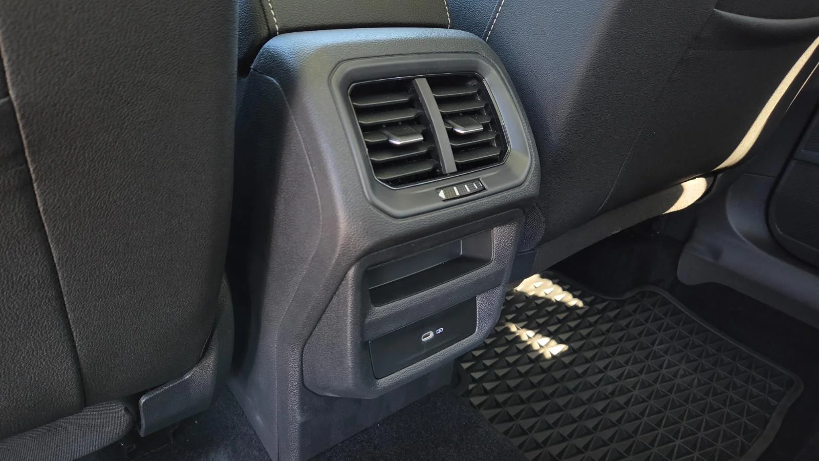 2024 Volkswagen Taos SE - Photo 48