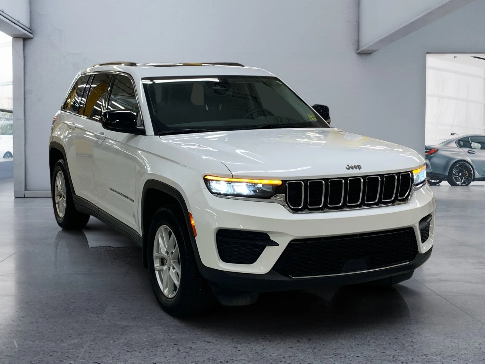 Used 2023 White Jeep Laredo image 7