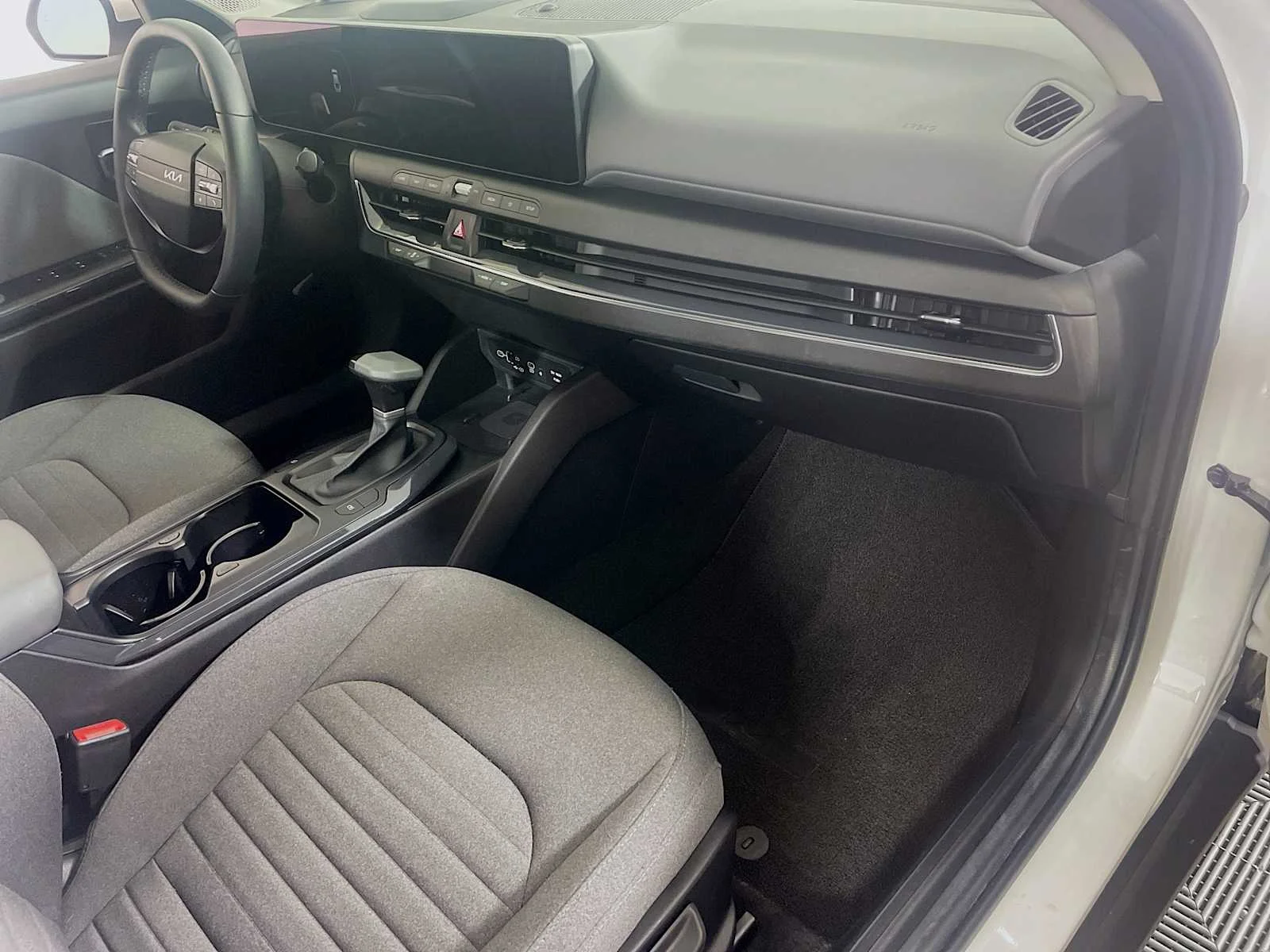 Used 2025 Snow White Pearl Kia EX image 25