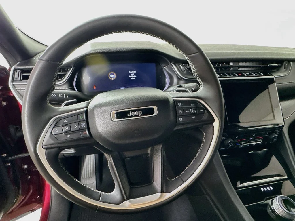 Used 2023 Red Jeep Altitude image 11