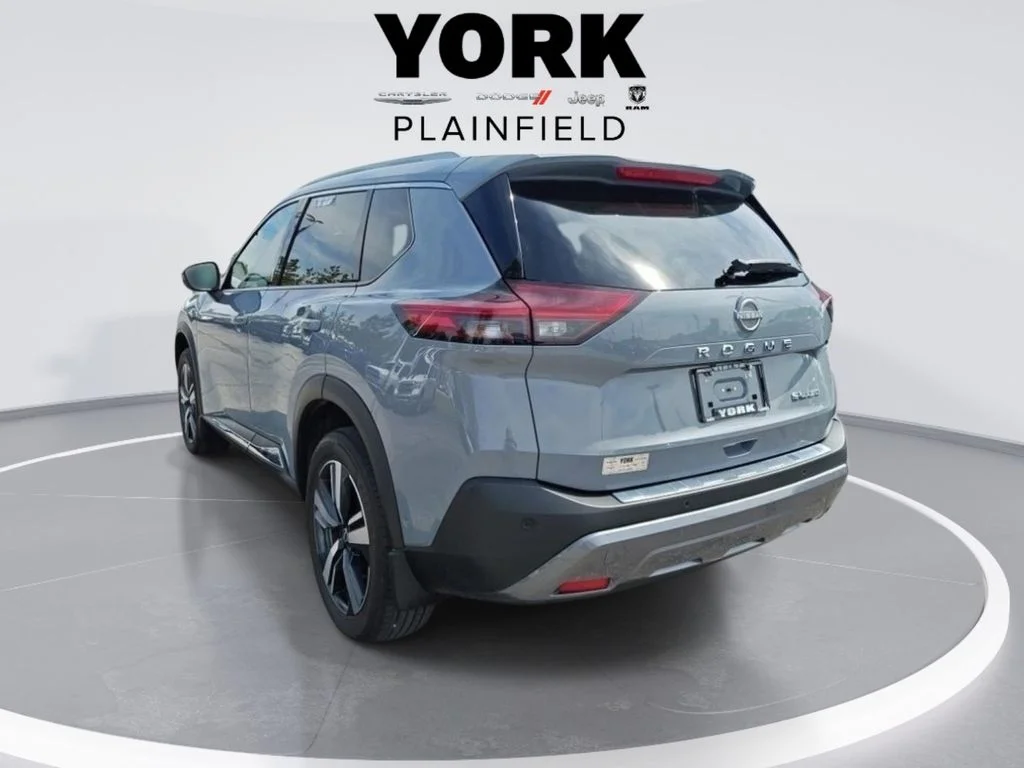 Used 2023 Gray Nissan SL image 3