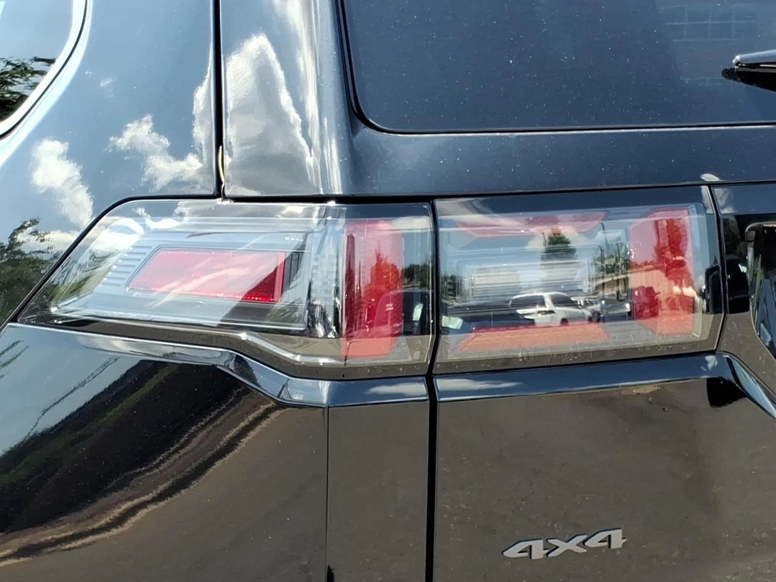 New 2026 Diamond Black Crystal Pearl-Coat Exterior Paint Jeep Laredo image 18