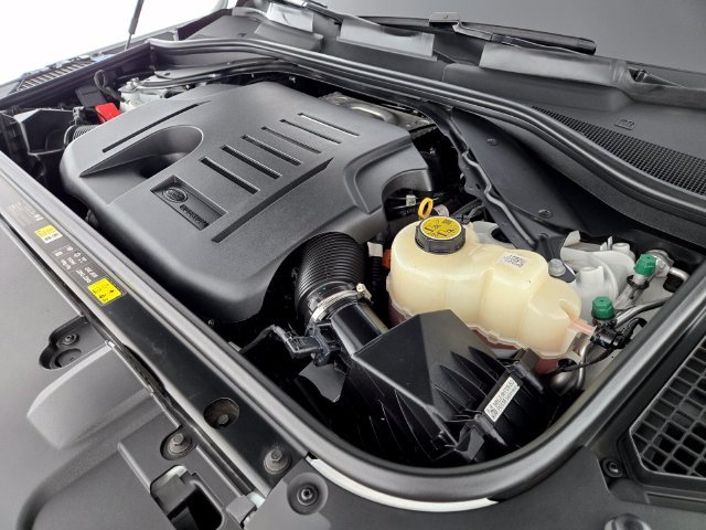 Used 2025 White Land Rover SE image 19