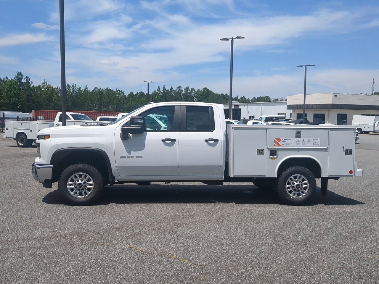 New 2026 Summit White Chevrolet WT image 5
