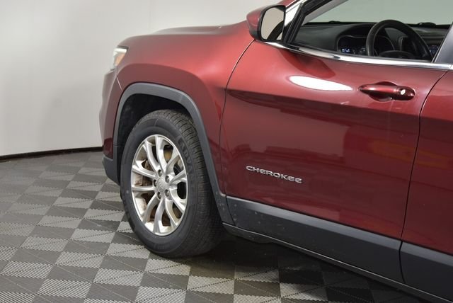 Used 2019 Red Jeep Latitude image 4